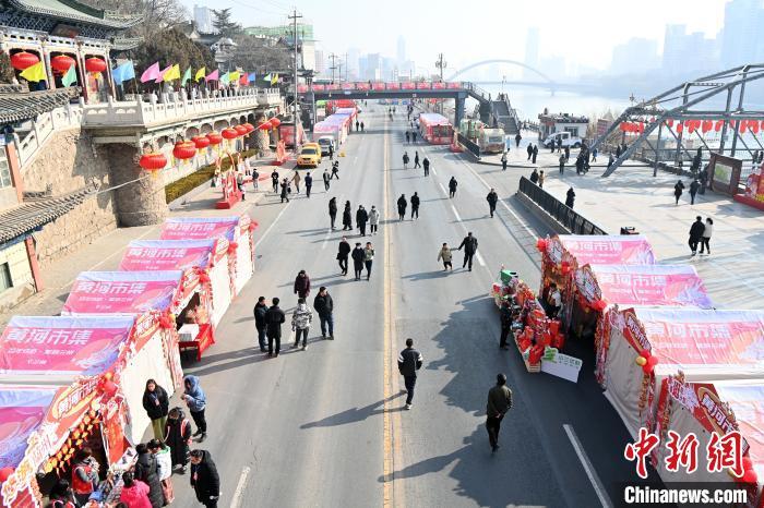1月30日，蘭州黃河畔的年貨集市吸引顧客選購年貨。九美旦增 攝</p><p>