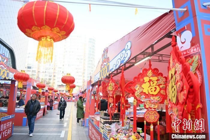 1月30日，蘭州街頭琳瑯滿目的年貨吸引顧客選購。九美旦增 攝</p><p>