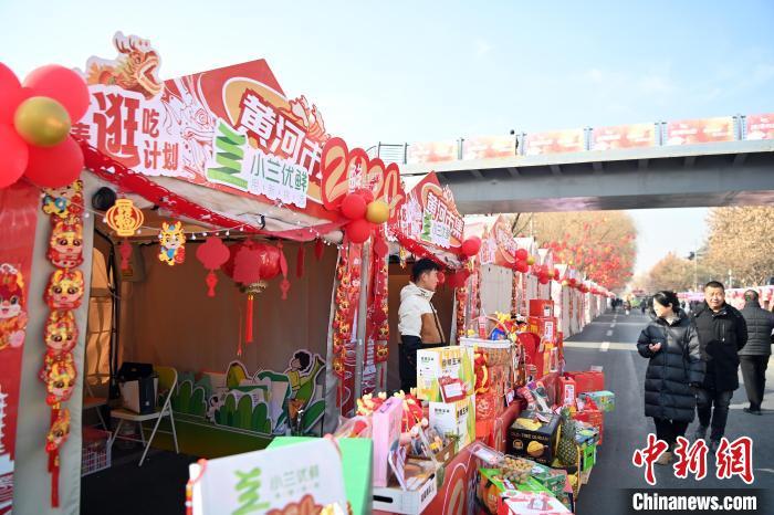 1月30日，蘭州黃河畔的年貨集市吸引顧客選購年貨。九美旦增 攝</p><p>