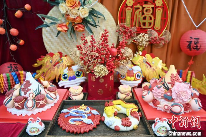 1月25日，春節(jié)臨近，蘭州一花饃店“龍”元素花饃熱銷。圖為展出的“龍”元素花饃。九美旦增 攝