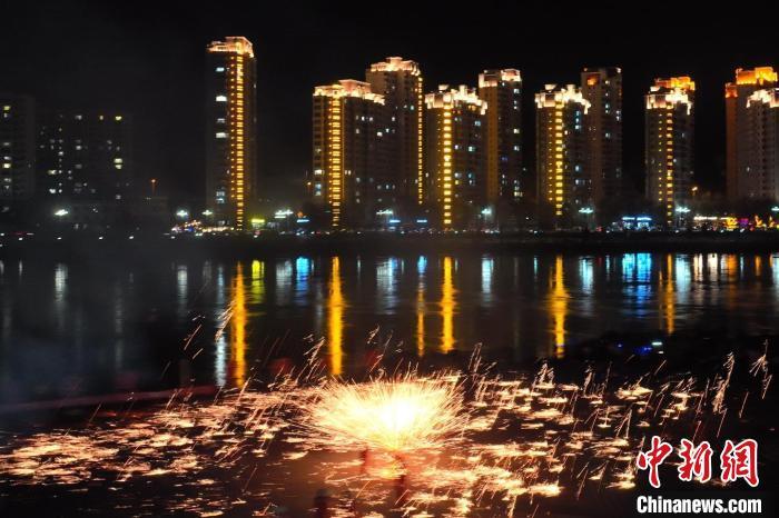國家級非物質(zhì)文化遺產(chǎn)“打鐵花”在黃河岸畔落地。侯奇志 攝</p>
<p>