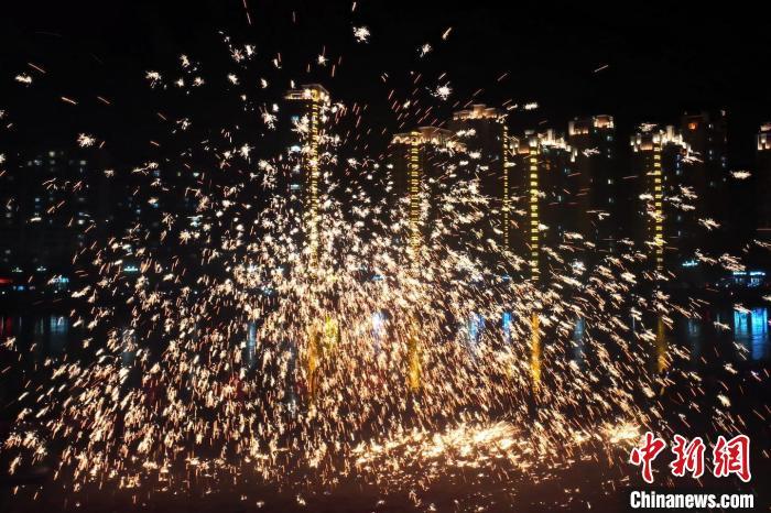 “過年打鐵花”是臨夏州永靖縣的民俗傳統(tǒng)。這項民俗表演，其實有著硬核技術(shù)作支撐，那就是入選國家級非遺的“永靖王氏生鐵冶鑄技藝”。侯奇志 攝</p>
<p>