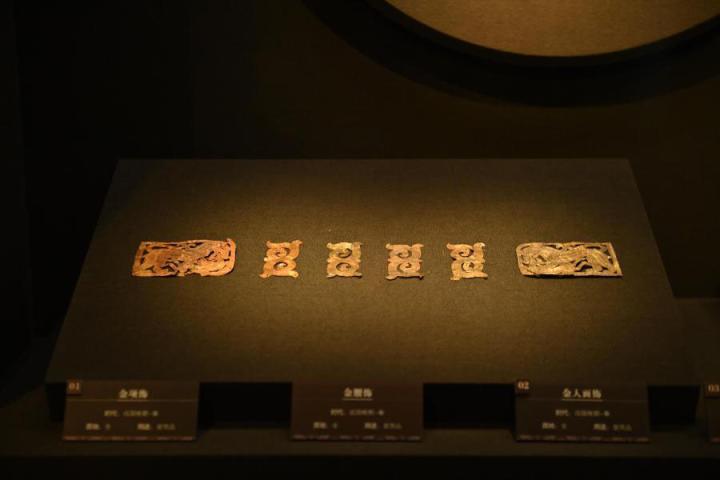 張家川縣馬家塬車(chē)輿博物館展陳的馬家塬遺址出土的金項(xiàng)飾、金腰飾、金人畫(huà)飾等。李亞龍 攝　　