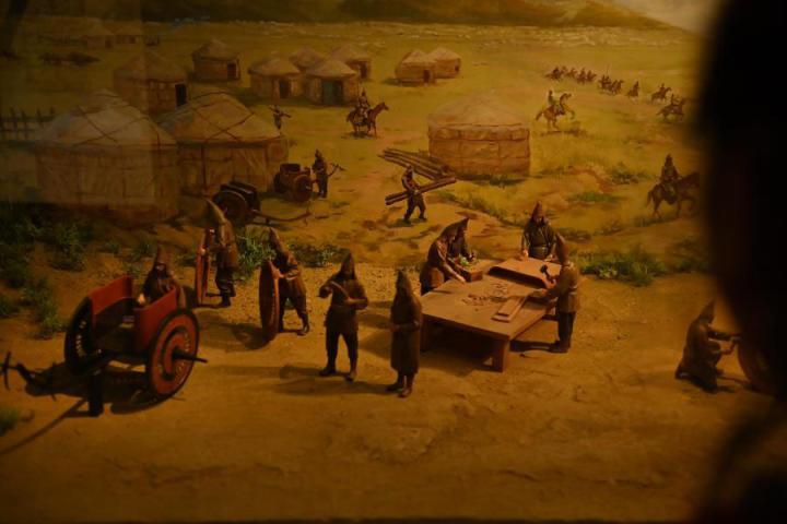 在張家川縣馬家塬車(chē)輿博物館展陳的關(guān)于戰(zhàn)國(guó)西戎車(chē)輿制作過(guò)程的模型。李亞龍 攝