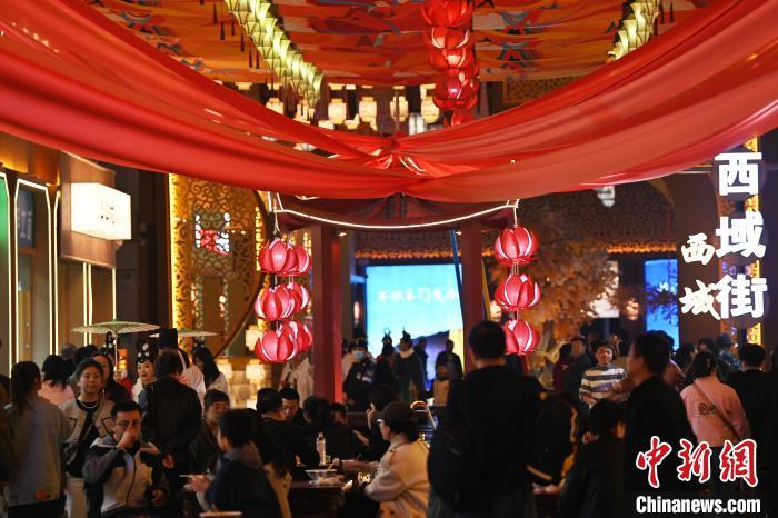 圖為街區(qū)現(xiàn)場(chǎng)游客絡(luò)繹不絕。李亞龍 攝</p>
<p>