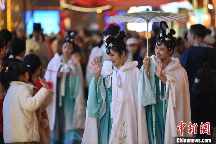 圖為街區(qū)人員著傳統(tǒng)服飾與游人互動(dòng)。李亞龍 攝</p>
<p>