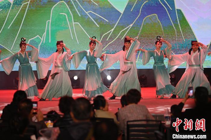 圖為工作人員進(jìn)行舞蹈表演。李亞龍 攝