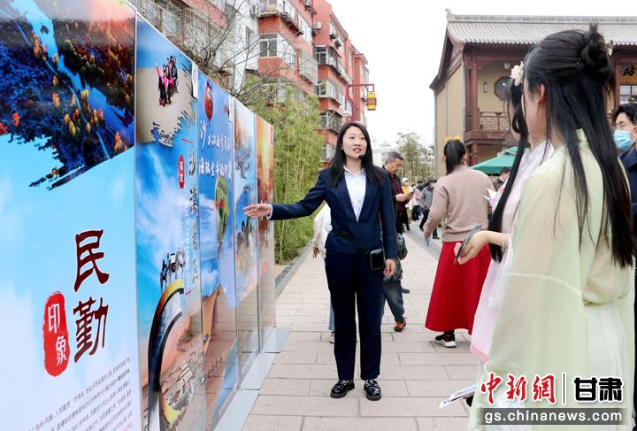 3月下旬，民勤縣在天水啟漢樓廣場舉行推介會，宣傳本地旅游資源和農(nóng)特優(yōu)產(chǎn)品。圖為工作人員向游客介紹民勤自然風(fēng)光、歷史文化。馬愛彬 攝