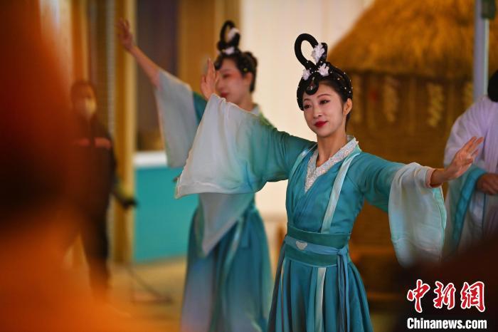 圖為工作人員進行舞蹈表演。李亞龍 攝</p><p>