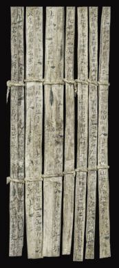 漢簡(jiǎn)《康居王使者冊(cè)》。此簡(jiǎn)記載了西域康居國使者前來“進(jìn)貢”駱駝，抵達(dá)敦煌遇到不公后反映問題，朝廷受理解決的經(jīng)過。新華社發(fā)（甘肅簡(jiǎn)牘博物館供圖）