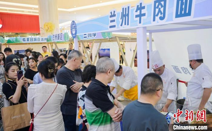 5月11日，“醉美玉如意·感恩幫扶情”甘肅(天津)文創(chuàng)非遺市集和特色美食展示活動在天津舉行。(天津市文旅局供圖)
