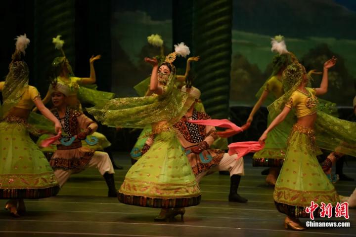 2024年2月23日晚，中國(guó)經(jīng)典舞劇《絲路花雨》在甘肅蘭州演出恭賀新春。李亞龍 攝