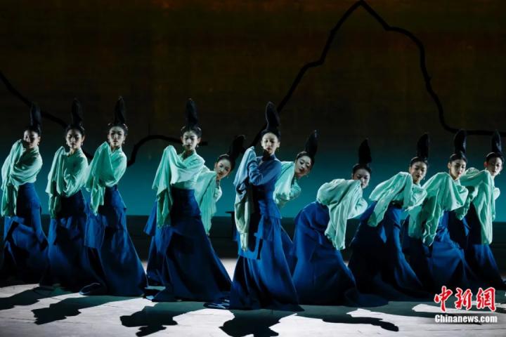 2024年2月29日晚，舞蹈詩(shī)劇《只此青綠》在北京上演，多國(guó)駐華使節(jié)和國(guó)際組織代表前來(lái)觀賞。韓海丹 攝