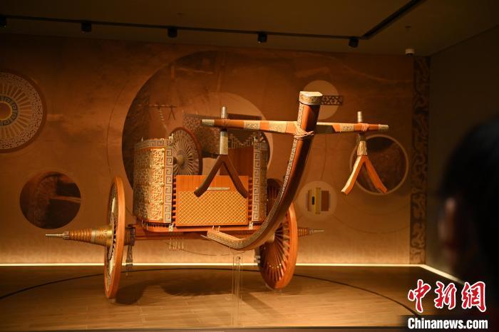 甘肅張家川縣馬家塬車輿博物館內展陳的等比例復原戰(zhàn)國西戎車輿　中新社記者　李亞龍　攝