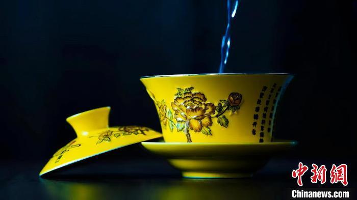 2023年5月，拍攝的臨夏特色茶飲——蓋碗茶。(資料圖)臨夏市融媒體中心供圖