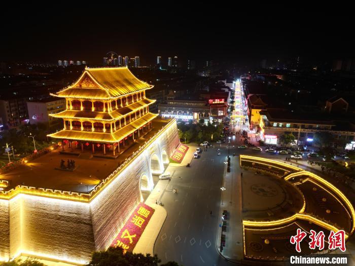 圖為武威市標志性建筑涼州古城門燈光亮起。(無人機照片) 　戴文昌 攝</p><p>