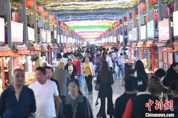 圖為燈光亮起，明清街夜市人氣漸旺。　戴文昌 攝</p><p>