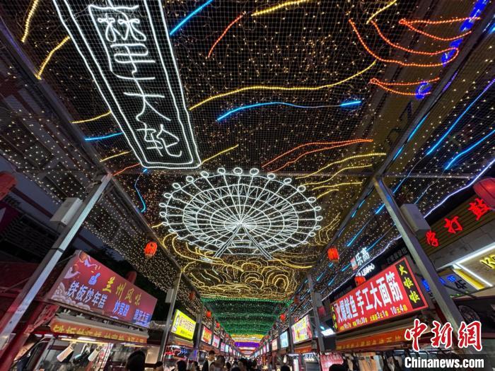 圖為明清街夜市燈光點亮具有武威文化元素的“摩天輪”彩燈。　戴文昌 攝</p><p>