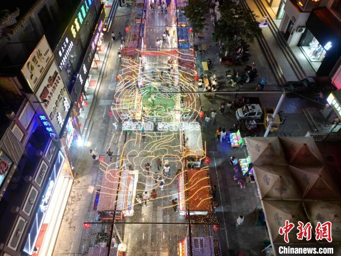 圖為明清街夜市燈光點亮具有武威文化元素的“銅奔馬”彩燈。(無人機照片) 　戴文昌 攝</p><p>