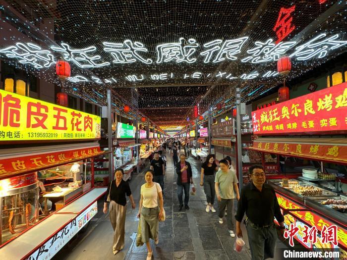 圖為明清街夜市燈光點亮“我在武威很想你”?！〈魑牟?攝</p><p>