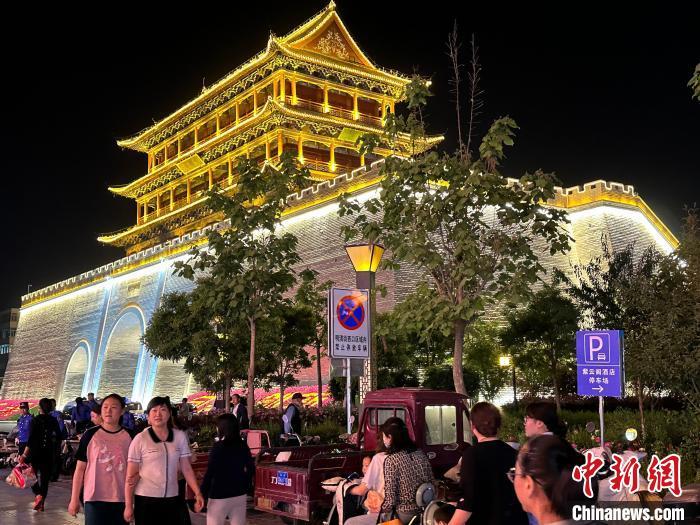 圖為夜幕降臨，涼州古城門燈光亮起?！〈魑牟?攝