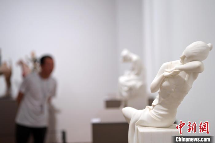 5月21日，在“絲路印跡”雕塑藝術(shù)作品展展出的作品《綺羅香·香》。九美旦增 攝</p>
<p>