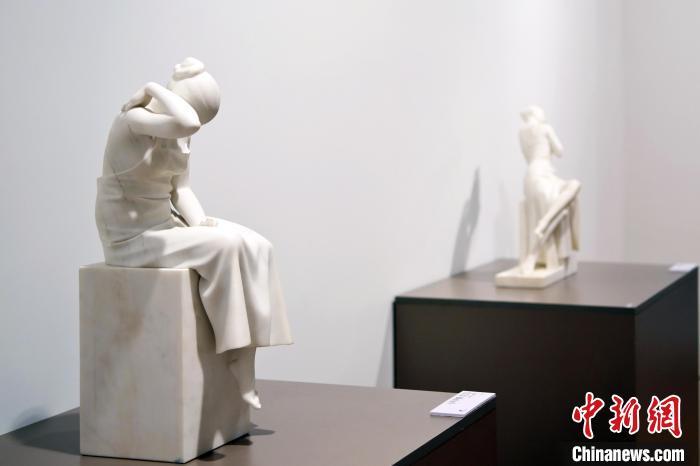 5月21日，在“絲路印跡”雕塑藝術(shù)作品展展出的雕塑作品《聲聲慢·艾艾》。九美旦增 攝</p>
<p>