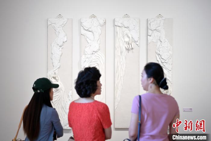 5月21日，觀眾參觀在“絲路印跡”雕塑藝術(shù)作品展展出的作品《無相》。九美旦增 攝</p>
<p>