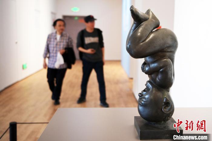 5月21日，觀眾參觀“絲路印跡”雕塑藝術(shù)作品展展出的雕塑作品。九美旦增 攝</p>
<p>