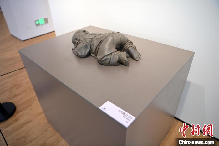 5月21日，在“絲路印跡”雕塑藝術(shù)作品展展出的作品《大地之子》。九美旦增 攝</p>
<p>