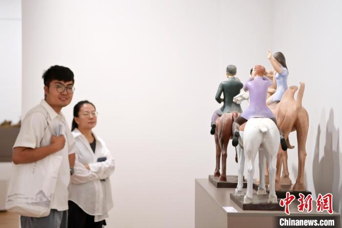 5月21日，觀眾參觀在“絲路印跡”雕塑藝術(shù)作品展展出的雕塑作品《絲路話語》。九美旦增 攝</p>
<p>