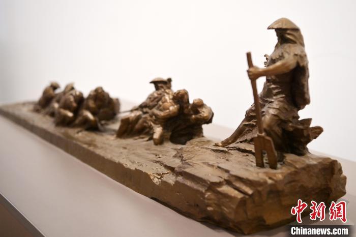 5月21日，在“絲路印跡”雕塑藝術(shù)作品展展出的作品《治水為民·禹德九州》。九美旦增 攝</p>
<p>