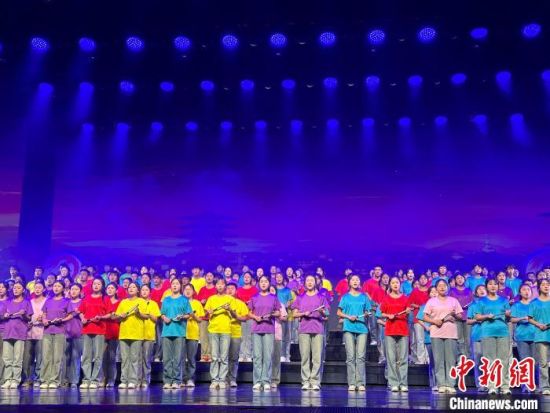 5月28日晚，“詩意甘肅·絲路長(zhǎng)風(fēng)三千里”——月出涼州·武威詩會(huì)在甘肅省武威市漢唐天馬城舉行。楊娜 攝