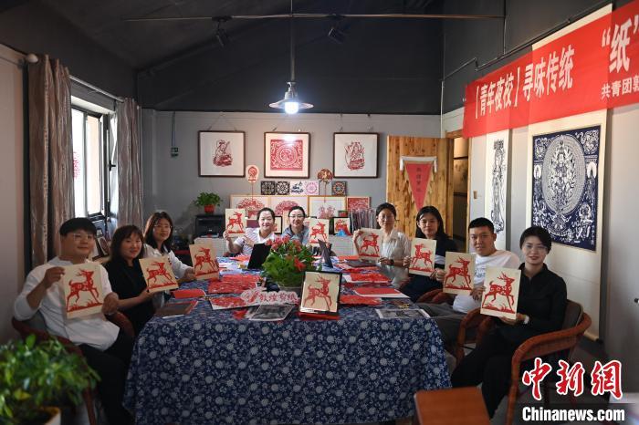 6月6日，在甘肅敦煌青年夜校課程中，青年學(xué)員展示學(xué)習(xí)敦煌非遺剪紙的成果。