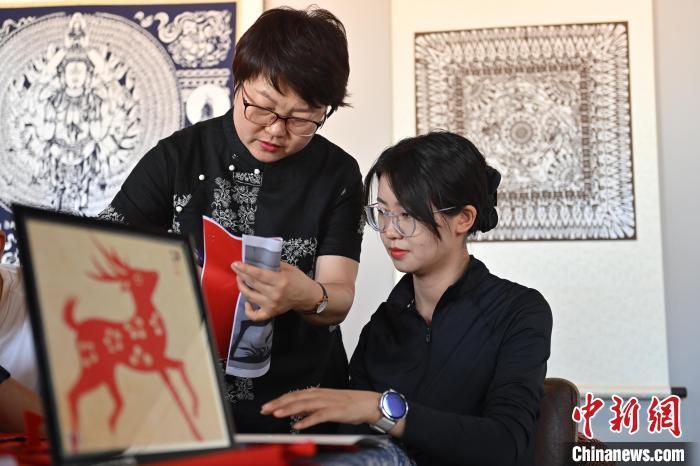 6月6日，在甘肅敦煌青年夜校課程中，青年學(xué)員學(xué)習(xí)敦煌非遺剪紙課程。李亞龍 攝