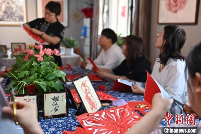 6月6日，在甘肅敦煌青年夜校課程中，青年學(xué)員學(xué)習(xí)敦煌非遺剪紙課程。李亞龍 攝　　