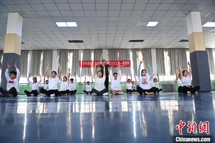 6月6日，在甘肅敦煌青年夜校課程中，青年學(xué)員學(xué)習(xí)敦煌舞課程。李亞龍 攝　　