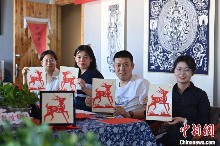 6月6日，在甘肅敦煌青年夜校課程中，青年學(xué)員展示學(xué)習(xí)敦煌非遺剪紙的成果。李亞龍 攝　　