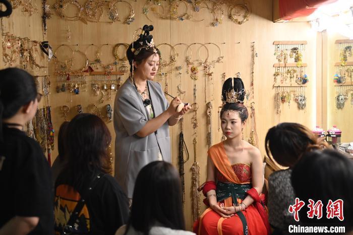 6月6日，在甘肅敦煌青年夜校課程中，青年學(xué)員學(xué)習(xí)敦煌美妝課程。李亞龍 攝