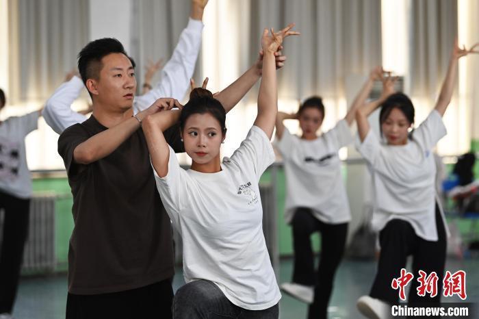 6月6日，在甘肅敦煌青年夜校課程中，青年學(xué)員學(xué)習(xí)敦煌舞課程。李亞龍 攝　　