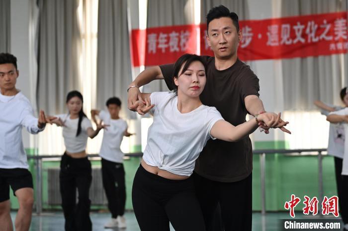 6月6日，在甘肅敦煌青年夜校課程中，學(xué)員學(xué)習(xí)敦煌舞課程。李亞龍 攝　　