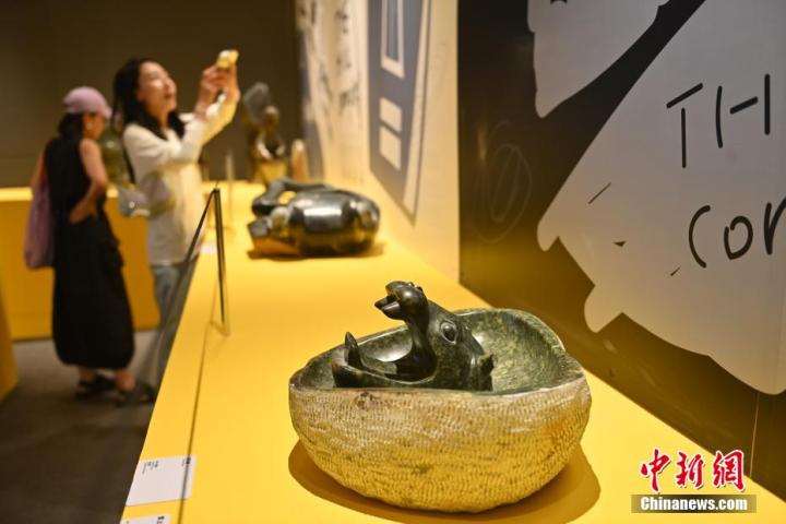 圖為該藝術(shù)展展陳的蛇紋石作品《河馬池》。中新社記者 李亞龍 攝