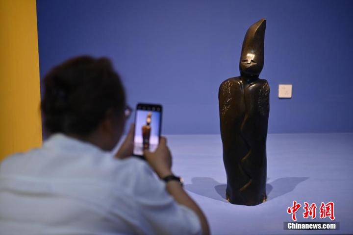 圖為游客拍攝蛇紋石作品《貴婦人》。中新社記者 李亞龍 攝