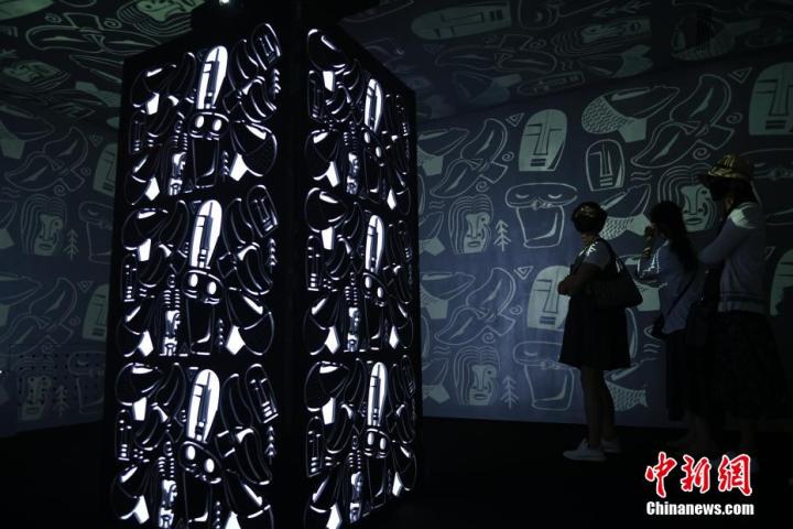 圖為游客參觀藝術(shù)展。中新社記者 李亞龍 攝