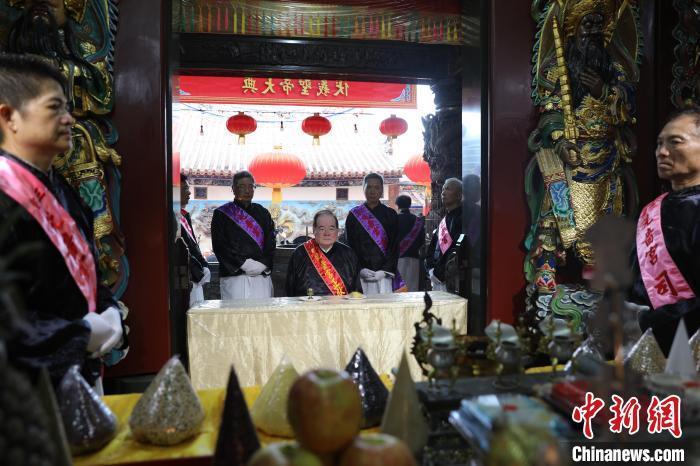 6月21日，“2024(甲辰年)兩岸共祭人文始祖伏羲典禮”在臺灣新北舉行。擔(dān)任主祭官的先嗇宮董事長、中國國民黨前秘書長李乾龍(中)出席典禮并擔(dān)任主祭官。中新社記者 張曉曦 攝