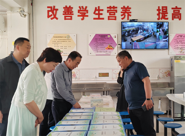市紀(jì)委監(jiān)委扎實(shí)推動(dòng)開展群眾身邊腐敗和作風(fēng)問題集中整治工作，圖為市紀(jì)委監(jiān)委派駐市教育局紀(jì)檢監(jiān)察組在白銀區(qū)開展“中小學(xué)校園食品安全和膳食經(jīng)費(fèi)管理”集中整治工作開展情況督查.jpg