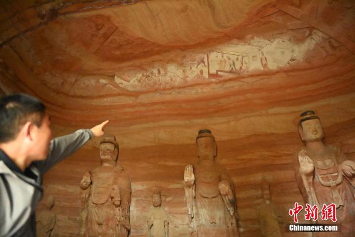 7月15日，甘肅省平?jīng)鍪袥艽h百里石窟長廊中的南石窟寺1號窟內(nèi)，工作人員介紹窟內(nèi)僅存的浮雕——佛傳故事。百里石窟長廊位于涇川縣境內(nèi)，由512個石窟、5眼窟中石井組成，現(xiàn)存王母宮石窟、鳳凰山石窟、南石窟寺、丈八寺石窟、羅漢洞石窟、太山寺石窟等規(guī)模較大的石窟群，還有數(shù)量眾多的小石窟群。南石窟寺開鑿于北魏永平三年，其中1號窟屬于大型七佛窟，七佛高達6米。中新社記者 李亞龍 攝</p>
<p>