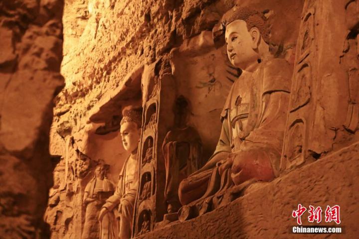 7月15日，甘肅省平?jīng)鍪袥艽h百里石窟長廊中的王母宮石窟造像。百里石窟長廊位于涇川縣境內(nèi)，由512個石窟、5眼窟中石井組成，現(xiàn)存王母宮石窟、鳳凰山石窟、南石窟寺、丈八寺石窟、羅漢洞石窟、太山寺石窟等規(guī)模較大的石窟群，還有數(shù)量眾多的小石窟群。王母宮石窟又名千佛洞，該窟設計宏大，造像生動，窟內(nèi)擁有造像數(shù)百尊，是較為珍貴的佛教文化歷史遺存。中新社記者 李亞龍 攝</p>
<p>