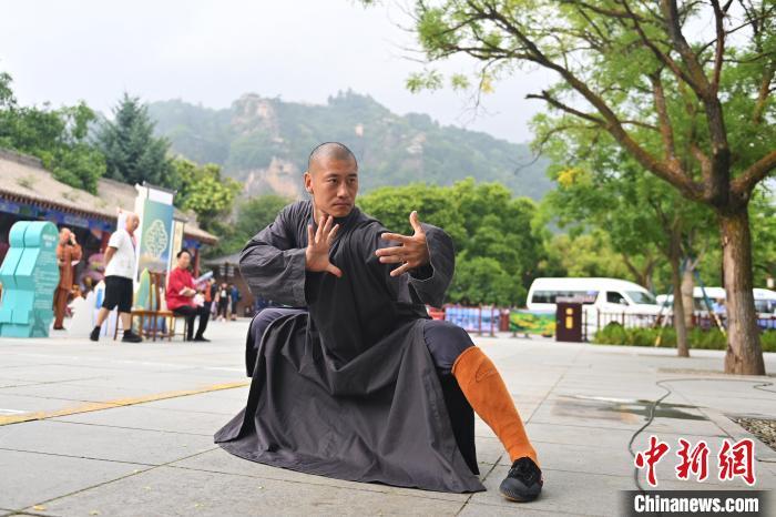 7月14日，甘肅省平涼市崆峒山景區(qū)內，嵩山少林弟子展示武藝。7月13日至14日，“2024年北京體育大學第十五屆國際武術比賽交流大會暨首屆崆峒山國際武術大會”舉行，大會也在崆峒山景區(qū)進行問道崆峒、武術高級研修班、崆峒拜師等系列活動。中新社記者 李亞龍 攝</p>
<p>
