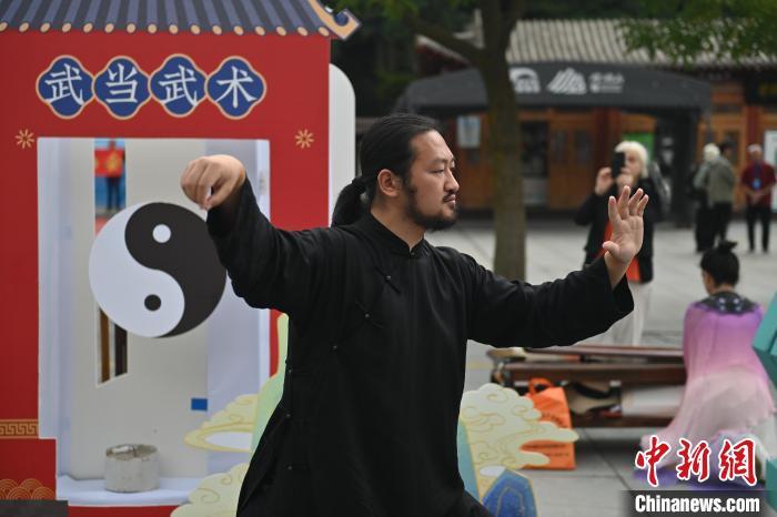 7月14日，甘肅省平涼市崆峒山景區(qū)內，武當玄武派傳承人展示武當武術。7月13日至14日，“2024年北京體育大學第十五屆國際武術比賽交流大會暨首屆崆峒山國際武術大會”舉行，大會也在崆峒山景區(qū)進行問道崆峒、武術高級研修班、崆峒拜師等系列活動。中新社記者 李亞龍 攝</p>
<p>